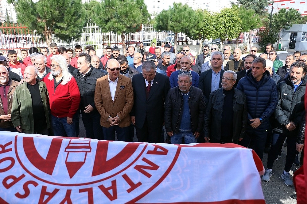 Antalyaspor'dan hayatını kaybeden eski futbolcusuna tören