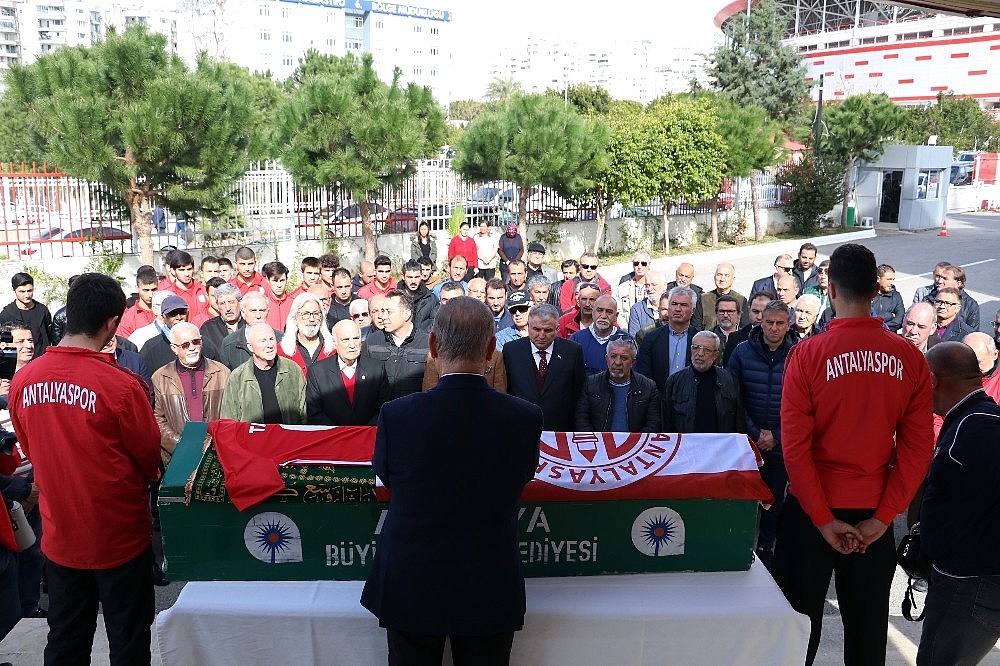 Antalyaspor'dan hayatını kaybeden eski futbolcusuna tören