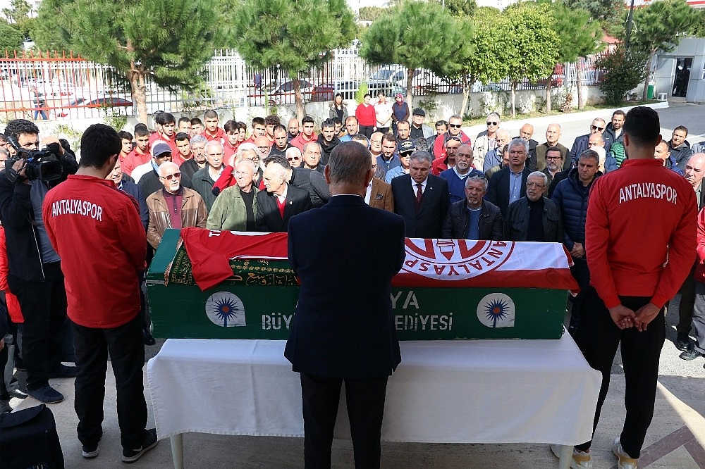 Antalyaspor'dan hayatını kaybeden eski futbolcusuna tören