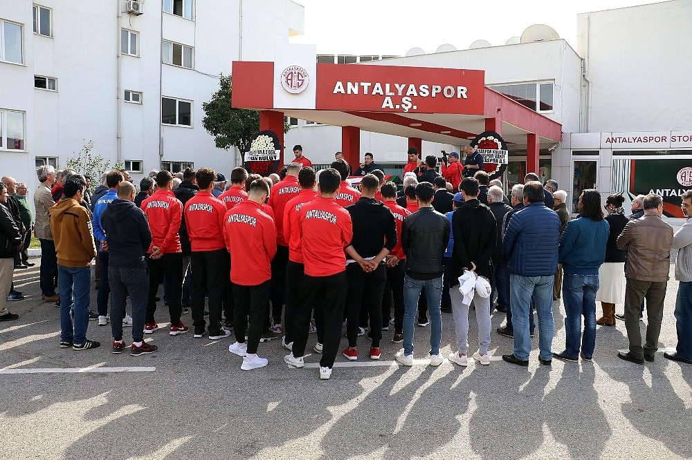 Antalyaspor'dan hayatını kaybeden eski futbolcusuna tören