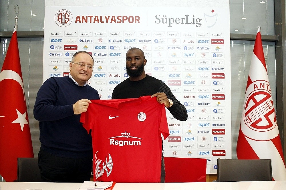 Antalyaspor'un yeni transferi Doukara imzayı attı