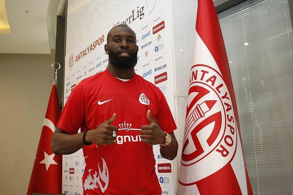 Antalyaspor'un yeni transferi Doukara imzayı attı