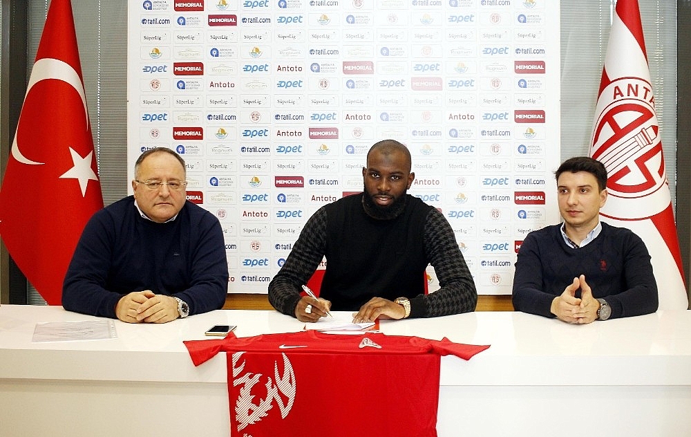 Antalyaspor'un yeni transferi Doukara imzayı attı