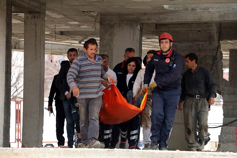 Başına tahta bloklar düşen inşaat işçisi ölümden döndü!