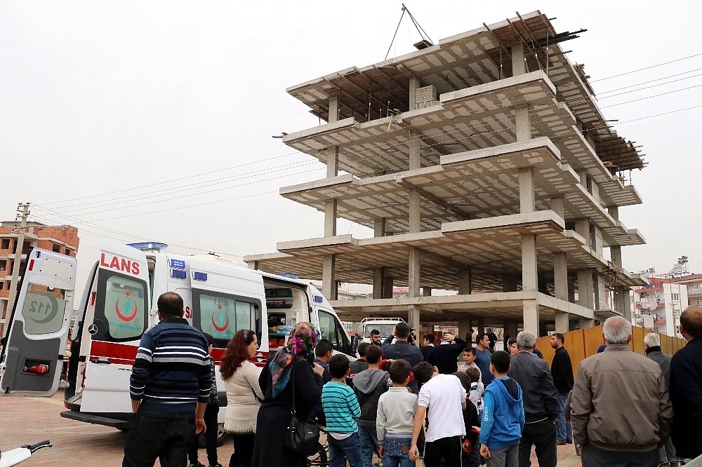 Başına tahta bloklar düşen inşaat işçisi ölümden döndü!