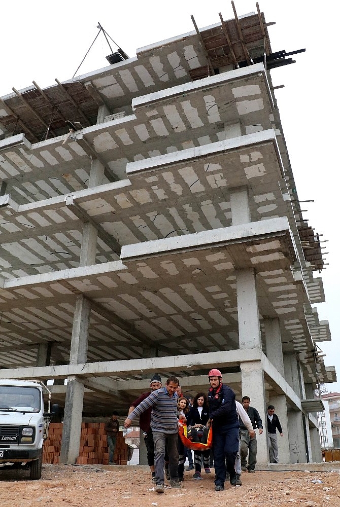 Başına tahta bloklar düşen inşaat işçisi ölümden döndü!