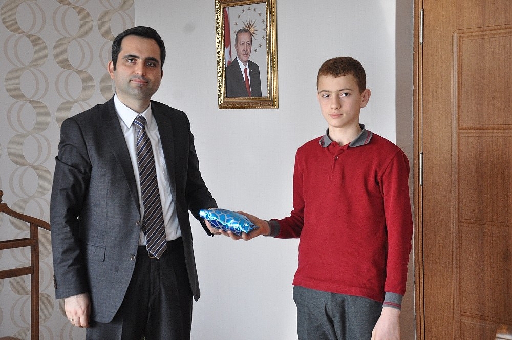 Finike Kaymakamı başarılı öğrencileri ödüllendirdi