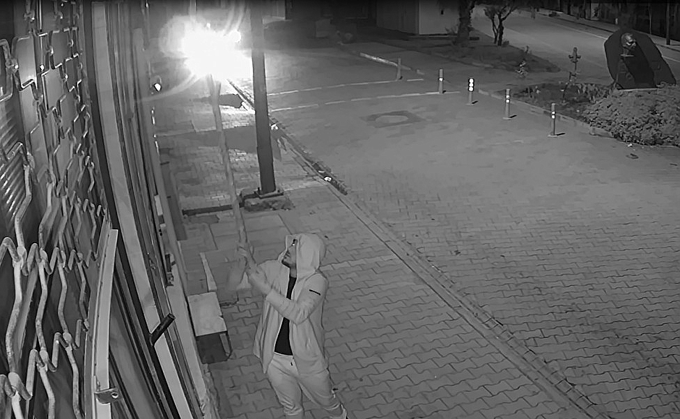 Kamera açısını bozayım derken düzelten şaşkın hırsızlar kamerada (Videolu)