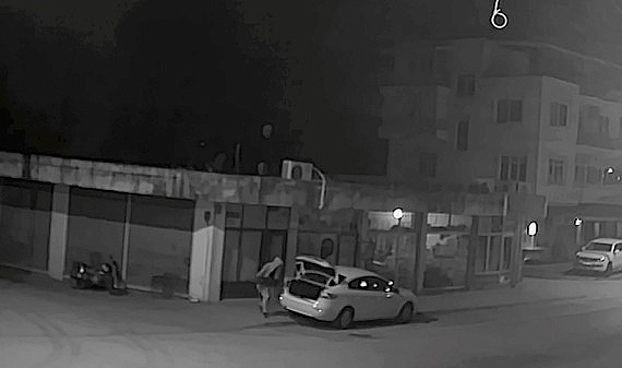 Kamera açısını bozayım derken düzelten şaşkın hırsızlar kamerada (Videolu)