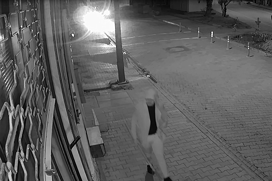 Kamera açısını bozayım derken düzelten şaşkın hırsızlar kamerada (Videolu)