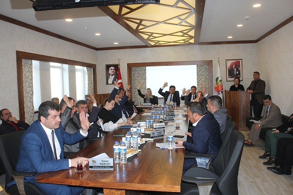 Kemer Belediye Meclisinde gerginlik
