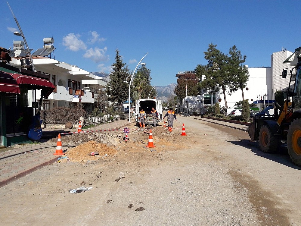Kemer Deniz Caddesi sezona hazır