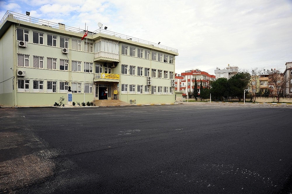 Kepez'in okullarına sıcak asfalt