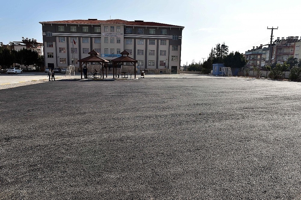 Kepez'in okullarına sıcak asfalt