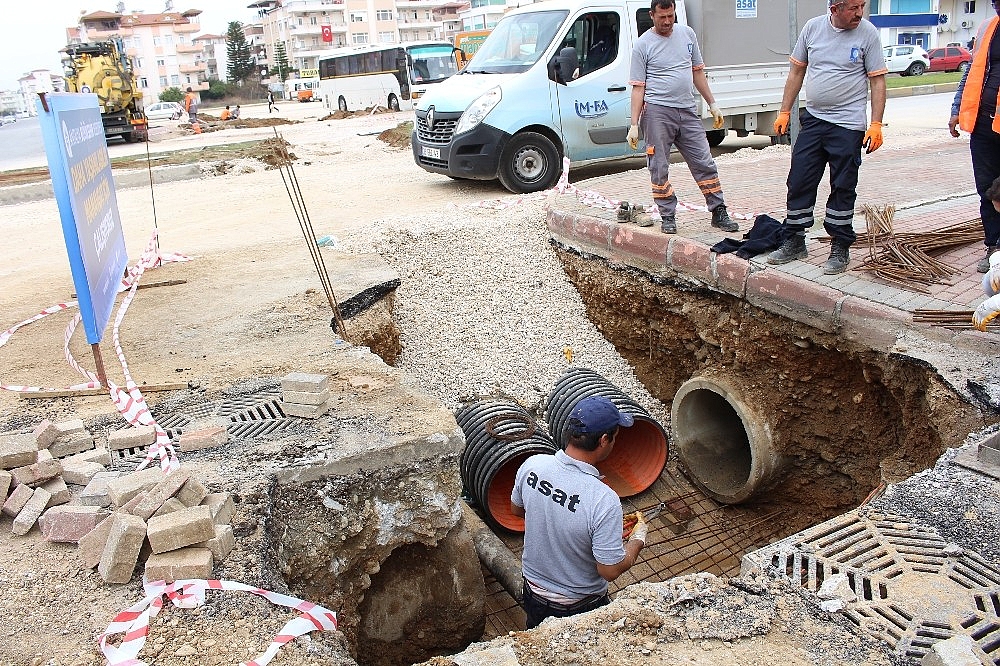 Manavgat Demokrasi Bulvarı trafiğe kapatıldı