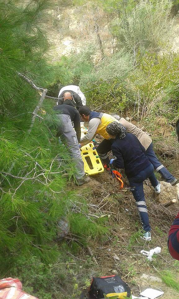 Manavgat'ta iş makinası uçuruma yuvarlandı: 3 yaralı!