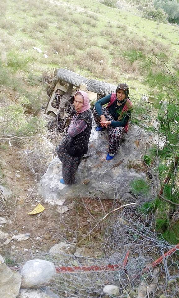 Manavgat'ta iş makinası uçuruma yuvarlandı: 3 yaralı!