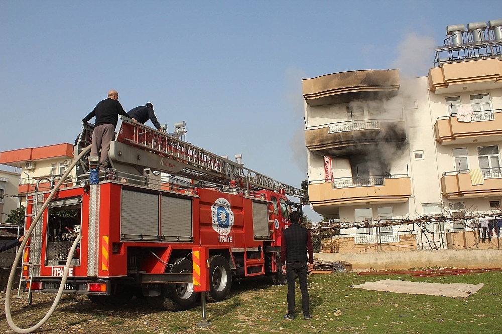 Manavgat'ta korkutan ev yangını!