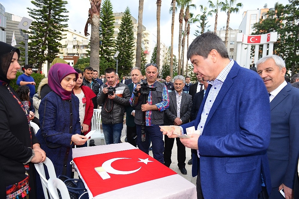 Menderes Türel'den Mehmetçiğe destek