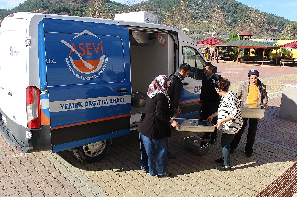 Alanya aşevi 817 kişiye yemek ulaştırıyor
