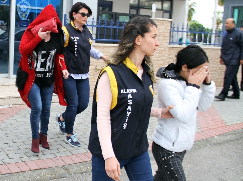Alanya'da fuhuş operasyonu: 2'si kadın 4 gözaltı!