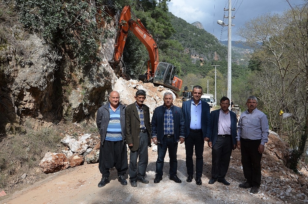 Alanya'da grup yolu güvenli hale getiriliyor