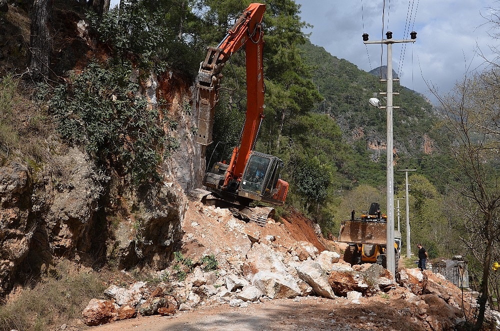 Alanya'da grup yolu güvenli hale getiriliyor