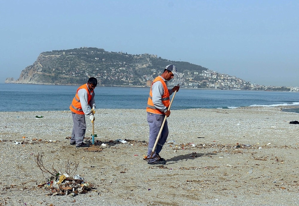 Alanya'da sahiller sezona hazırlanıyor