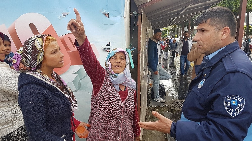 Alkol alıp dilenen yaşlı kadın zabıtaya kök söktürdü! (Videolu)