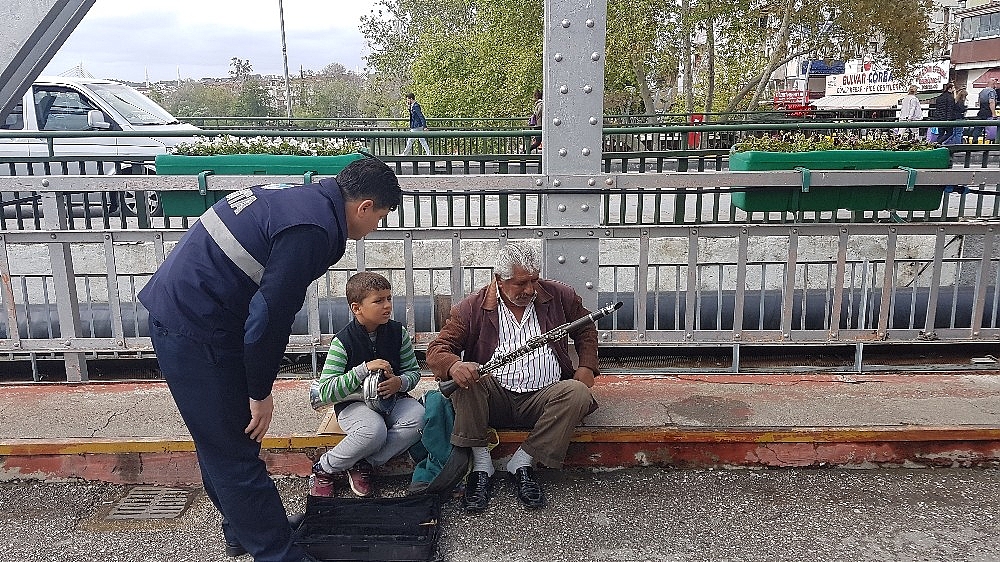 Alkol alıp dilenen yaşlı kadın zabıtaya kök söktürdü! (Videolu)