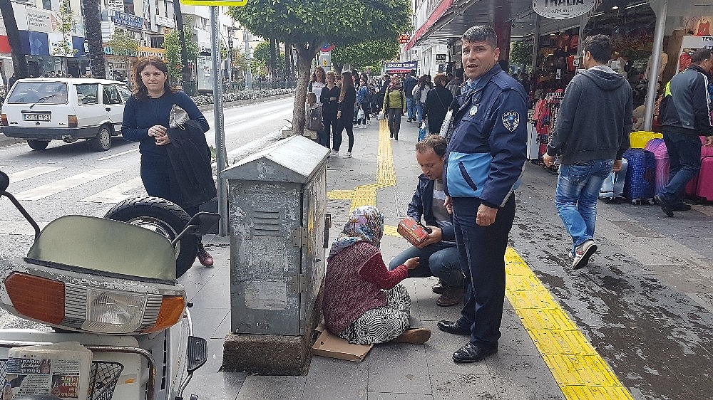 Alkol alıp dilenen yaşlı kadın zabıtaya kök söktürdü! (Videolu)