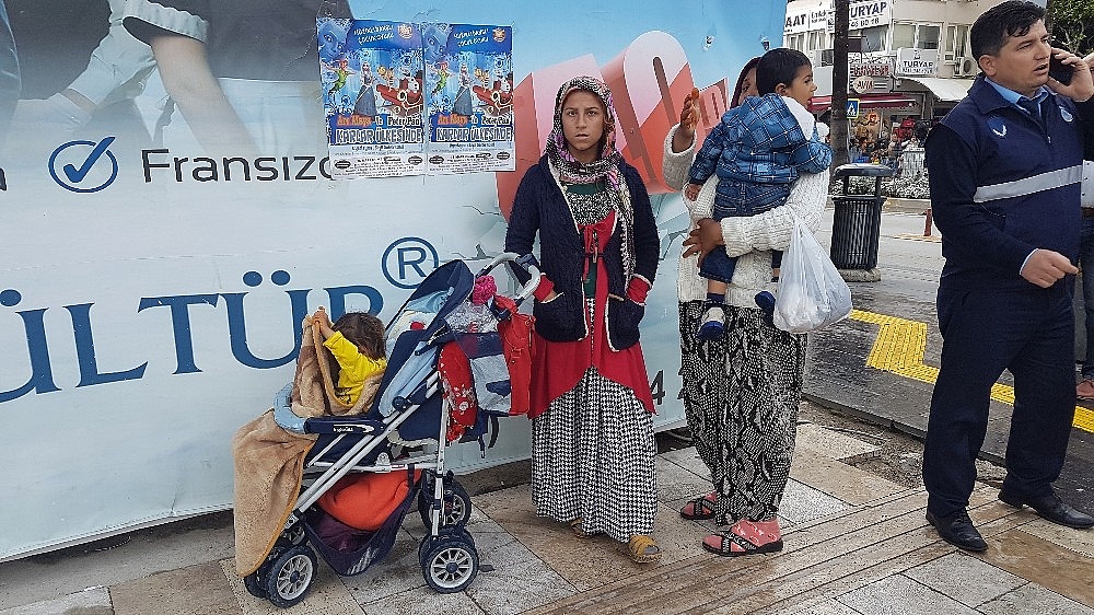 Alkol alıp dilenen yaşlı kadın zabıtaya kök söktürdü! (Videolu)