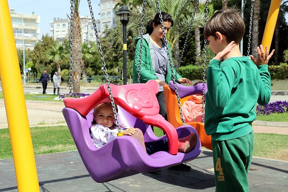 Antalya 'Çocuk Parklarına Kamera Konsun' dedi
