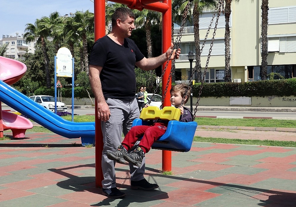 Antalya 'Çocuk Parklarına Kamera Konsun' dedi
