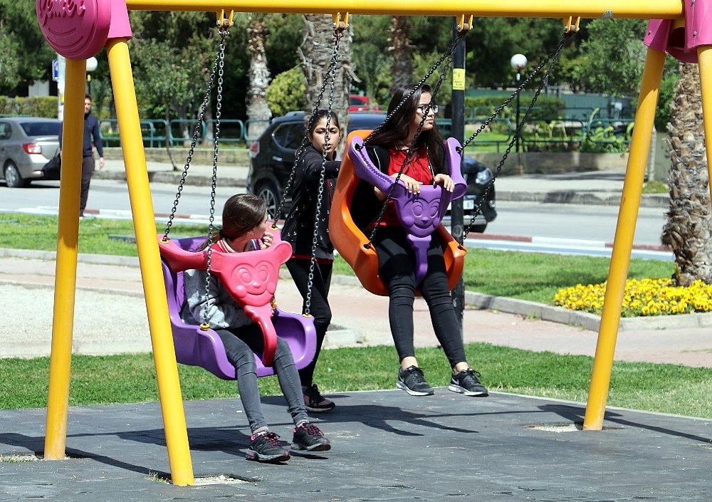 Antalya 'Çocuk Parklarına Kamera Konsun' dedi
