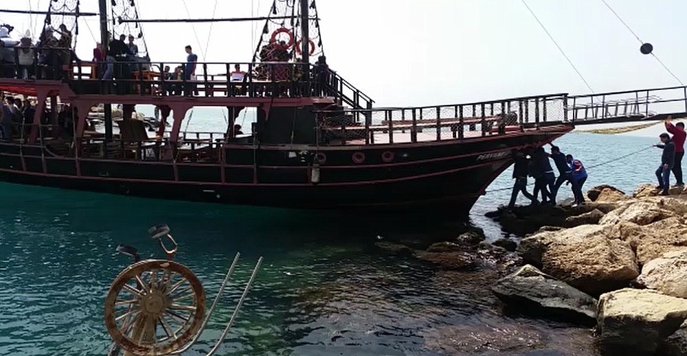 Antalya'da 25 yolcusu bulunan tur teknesi kayalıklara çarptı!