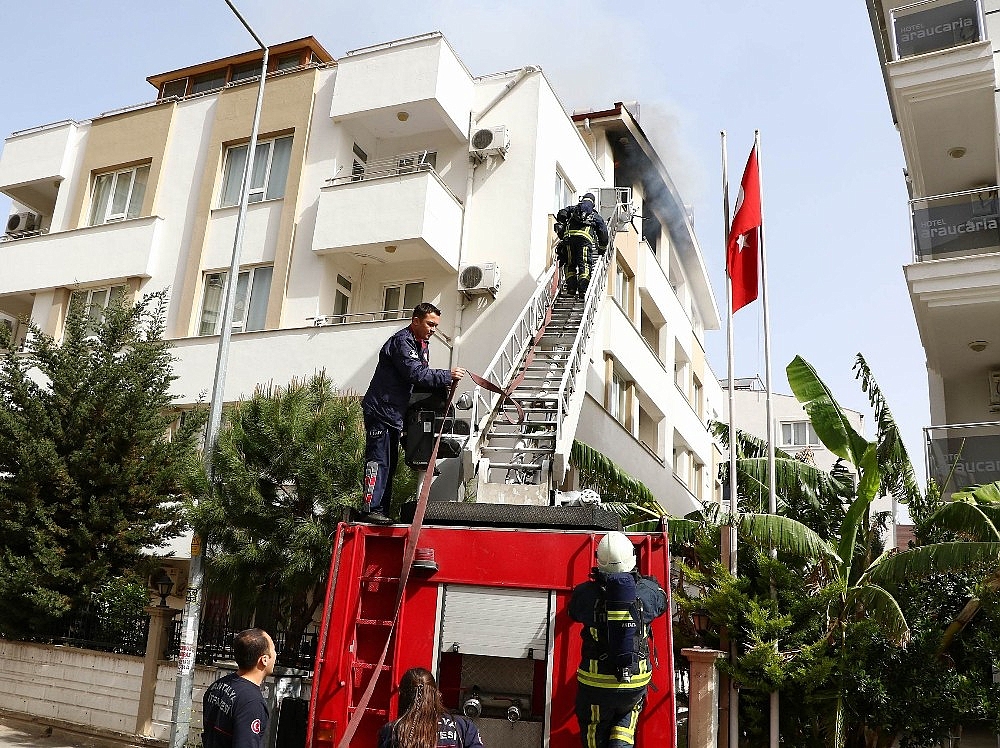 Antalya'da apart yangını korkuttu! (Videolu)