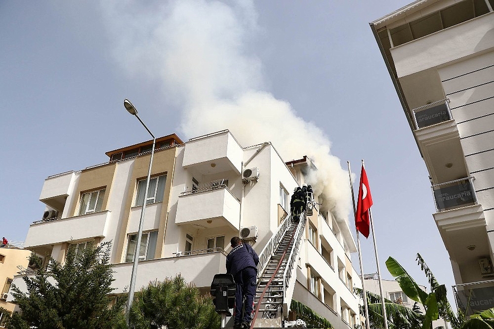Antalya'da apart yangını korkuttu! (Videolu)