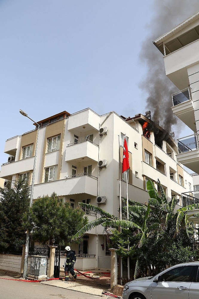 Antalya'da apart yangını korkuttu! (Videolu)
