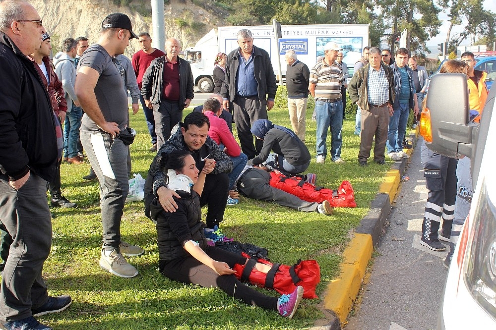 Antalya'da kontrolden çıkan otomobil minibüse çarptı: 8 yaralı! (Videolu)