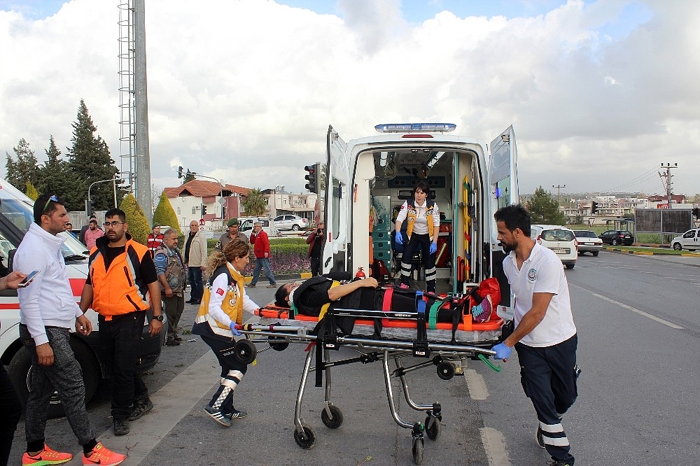 Antalya'da kontrolden çıkan otomobil minibüse çarptı: 8 yaralı! (Videolu)