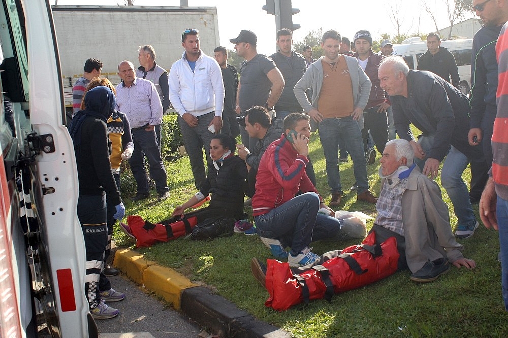 Antalya'da kontrolden çıkan otomobil minibüse çarptı: 8 yaralı! (Videolu)