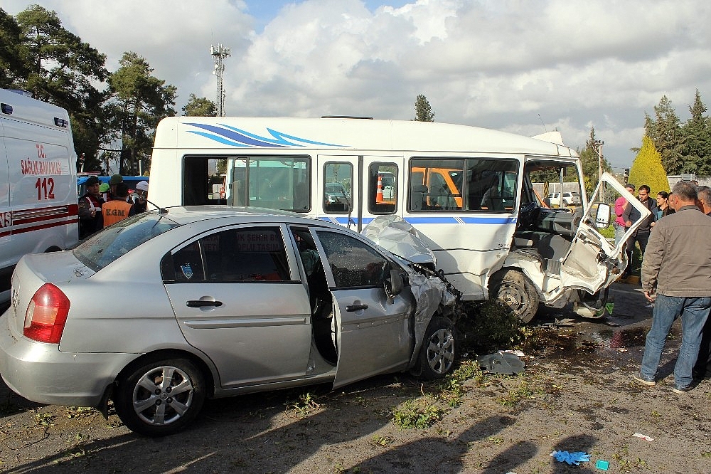 Antalya'da kontrolden çıkan otomobil minibüse çarptı: 8 yaralı! (Videolu)