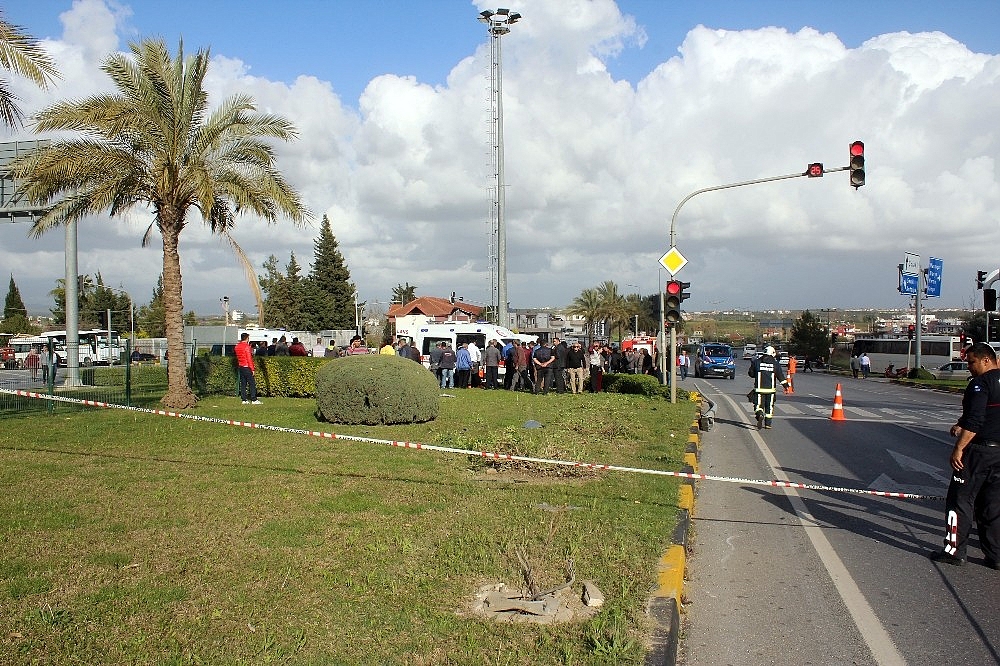 Antalya'da kontrolden çıkan otomobil minibüse çarptı: 8 yaralı! (Videolu)