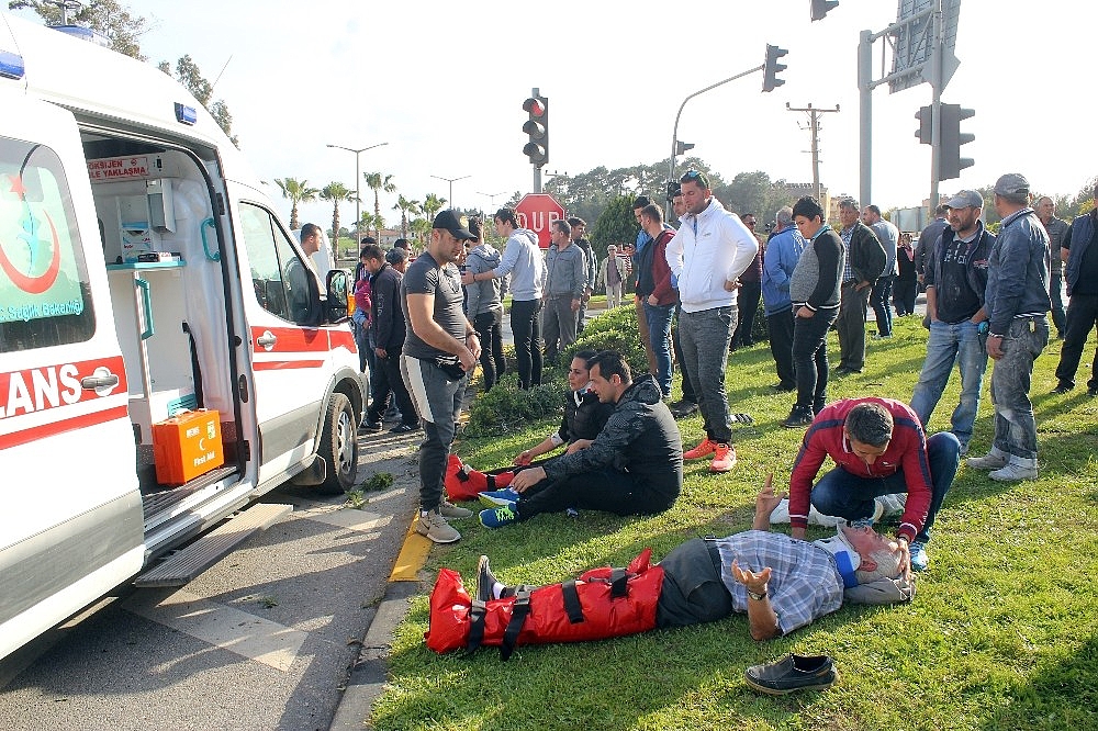Antalya'da kontrolden çıkan otomobil minibüse çarptı: 8 yaralı! (Videolu)