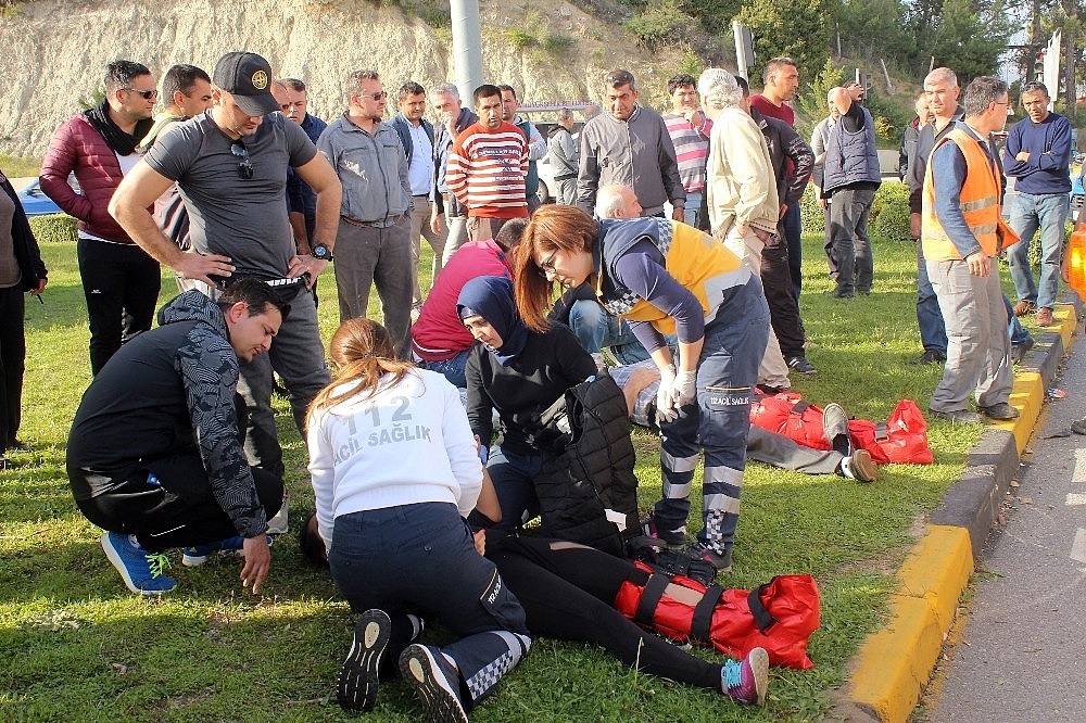 Antalya'da kontrolden çıkan otomobil minibüse çarptı: 8 yaralı! (Videolu)