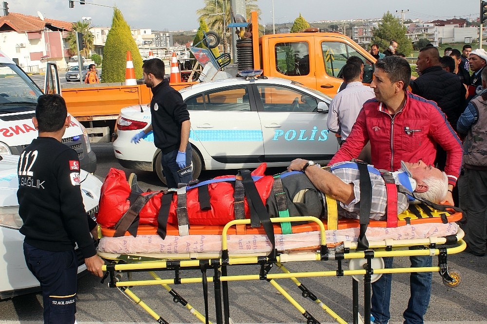 Antalya'da kontrolden çıkan otomobil minibüse çarptı: 8 yaralı! (Videolu)