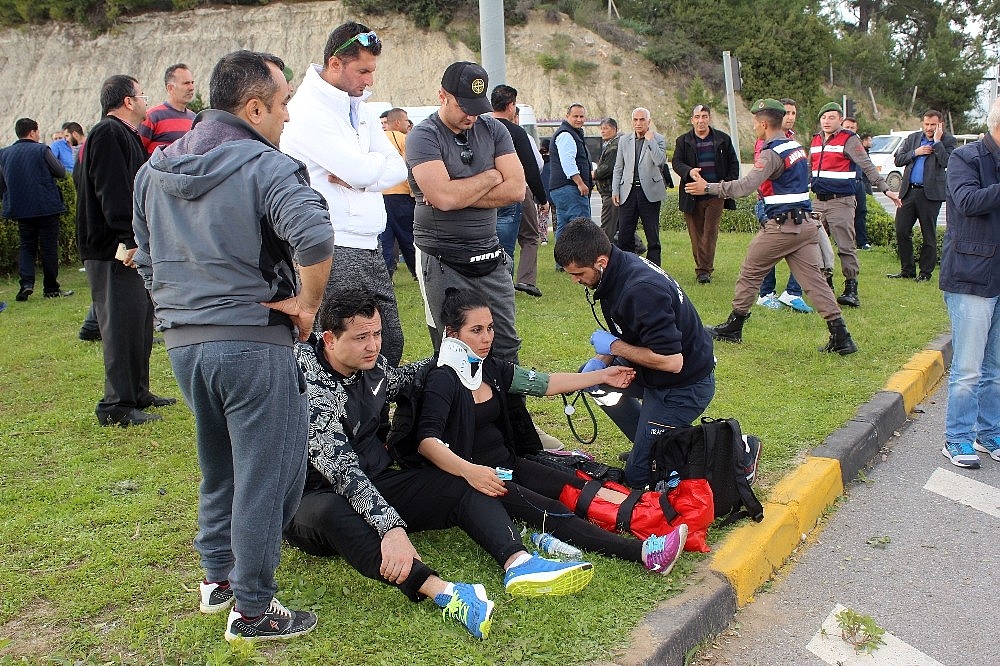 Antalya'da kontrolden çıkan otomobil minibüse çarptı: 8 yaralı! (Videolu)