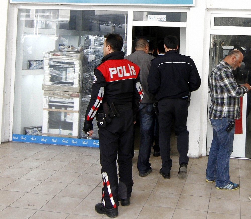 Antalya'da silahlı alacak kavgası: 1 yaralı!