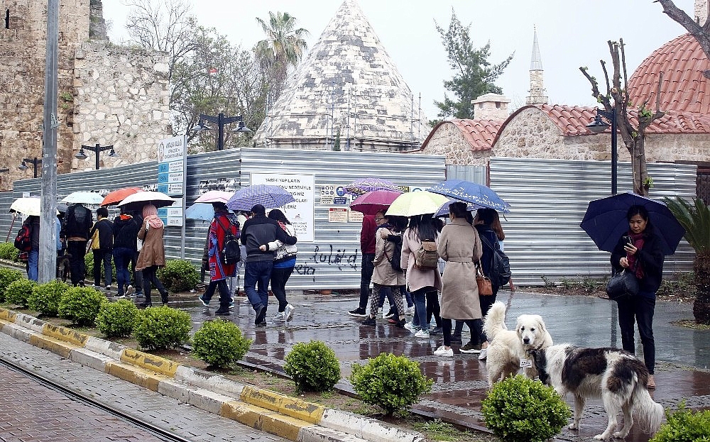 Antalya'da turistler yağmura aldırmadı